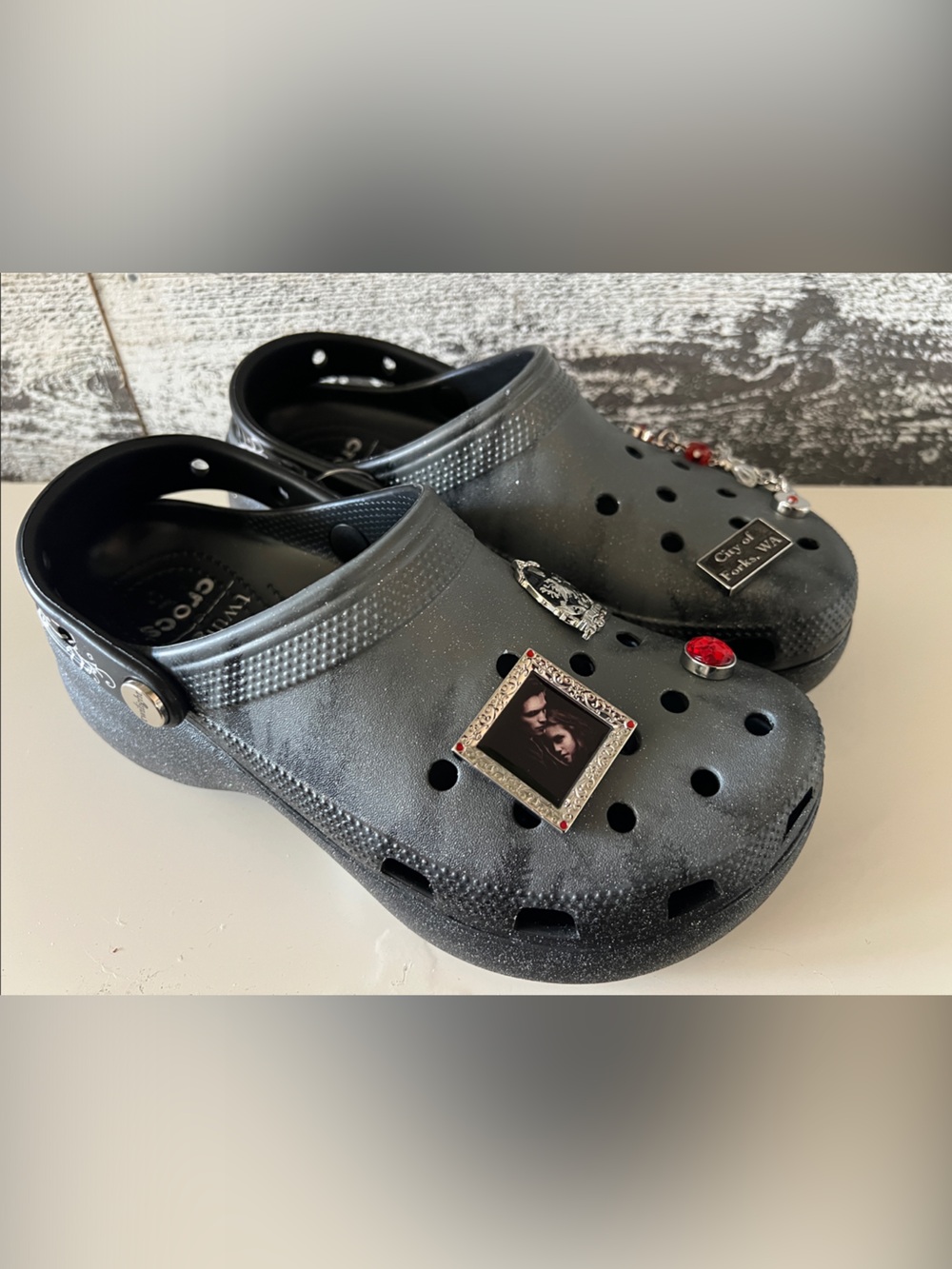 NWT Exclusive Twilight CROCS collab Black platform Glitter Clogs w charms